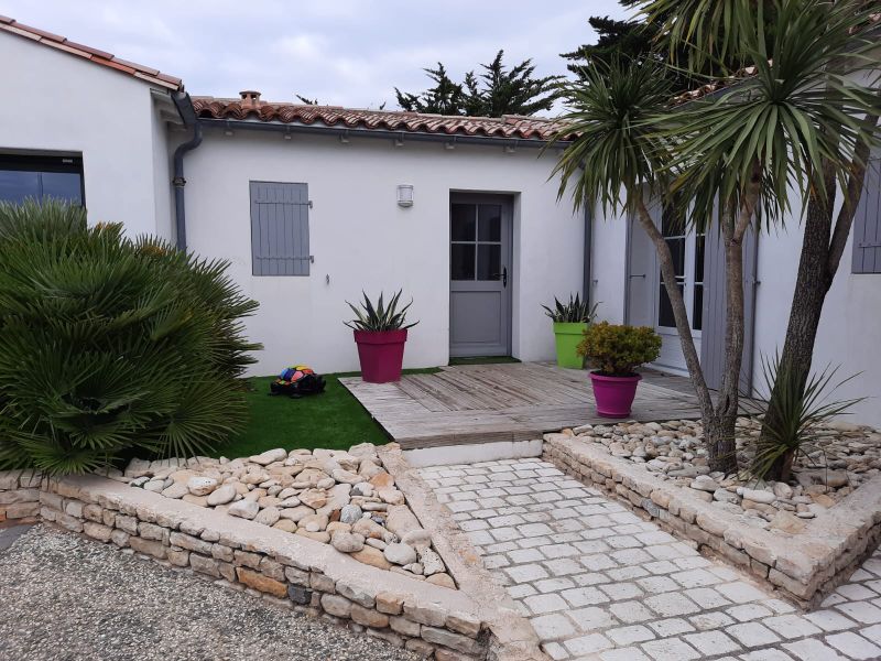 Photo 1 : EXTERIEUR d'une maison située à Le Bois-Plage-en-Ré, île de Ré.