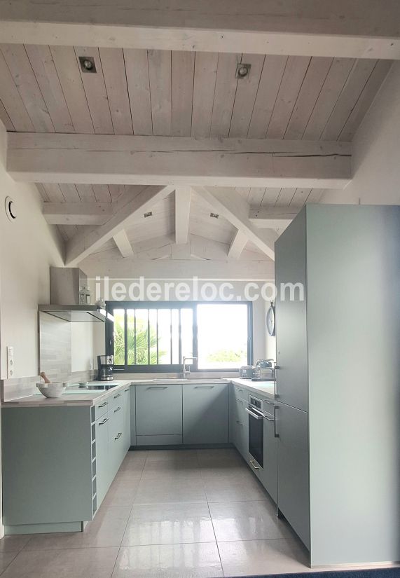 Photo 26 : CUISINE d'une maison situ&eacute;e &agrave; Le Bois-Plage-en-R&eacute;, &icirc;le de R&eacute;.