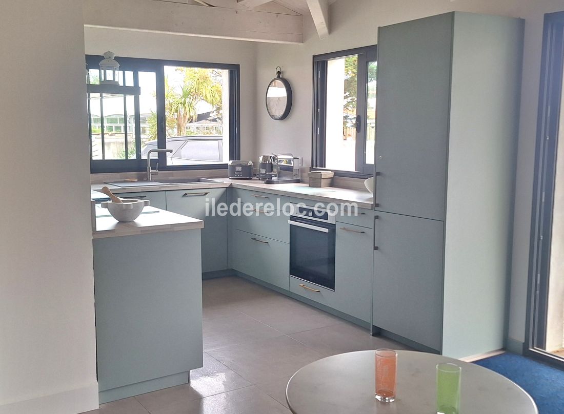 Photo 27 : CUISINE d'une maison situ&eacute;e &agrave; Le Bois-Plage-en-R&eacute;, &icirc;le de R&eacute;.