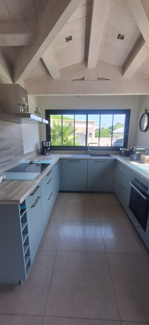 Photo 28 : CUISINE d'une maison situ&eacute;e &agrave; Le Bois-Plage-en-R&eacute;, &icirc;le de R&eacute;.