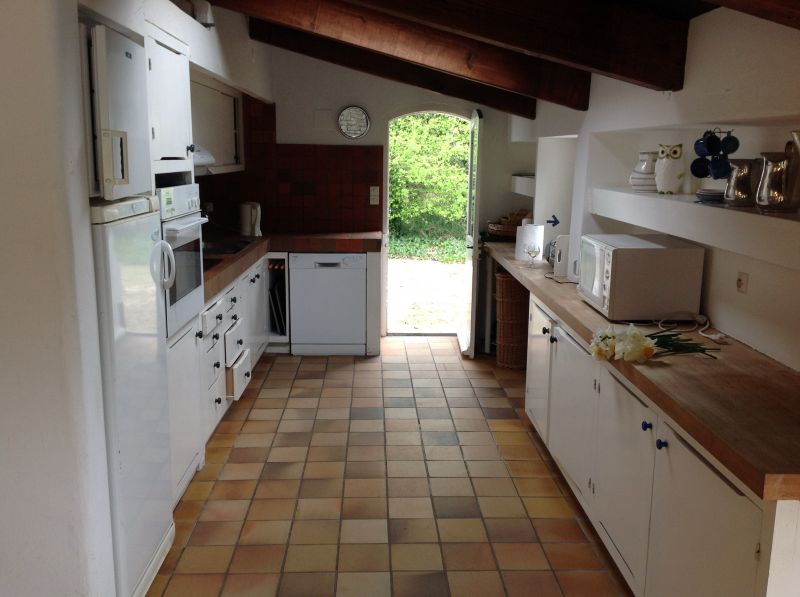 Photo 10 : CUISINE d'une maison située à Les Portes-en-Ré, île de Ré.