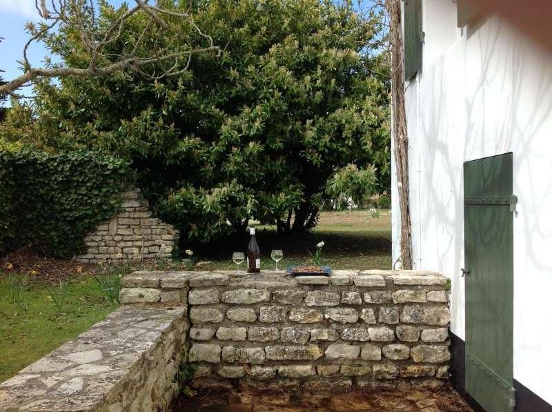 Photo 11 : TERRASSE d'une maison située à Les Portes-en-Ré, île de Ré.