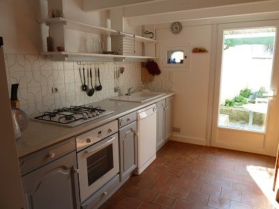 Photo 13 : CUISINE d'une maison située à Saint-Martin, île de Ré.