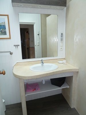 Photo 11 : SALLEDEBAIN d'une maison située à Saint-Martin, île de Ré.