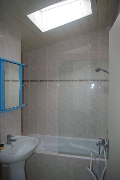 Photo 9 : SALLEDEBAIN d'une maison située à Saint-Clément-des-Baleines, île de Ré.