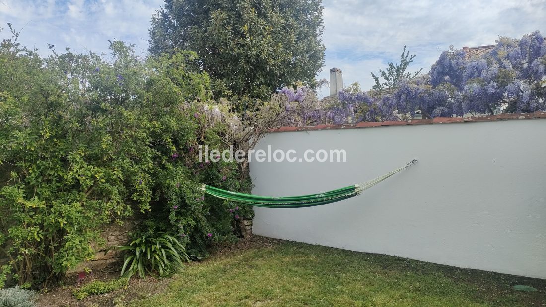 Photo 32 : JARDIN d'une maison située à Le Bois-Plage-en-Ré, île de Ré.