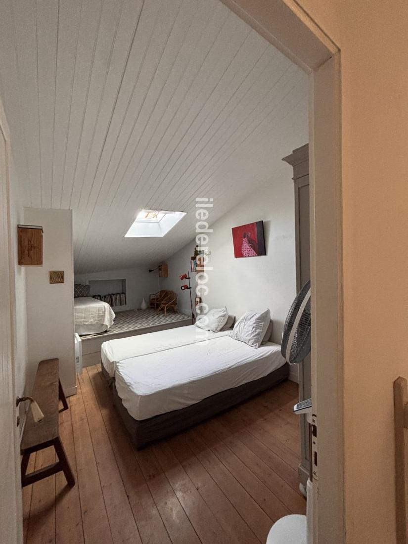 Photo 39 : CHAMBRE d'une maison situ&eacute;e &agrave; Le Bois-Plage-en-R&eacute;, &icirc;le de R&eacute;.