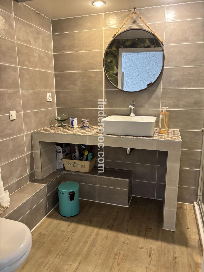 Photo 43 : SALLEDEBAIN d'une maison situ&eacute;e &agrave; Le Bois-Plage-en-R&eacute;, &icirc;le de R&eacute;.