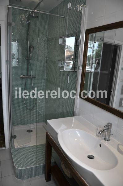 Photo 13 : SALLEDEBAIN d'une maison située à La Couarde-sur-mer, île de Ré.