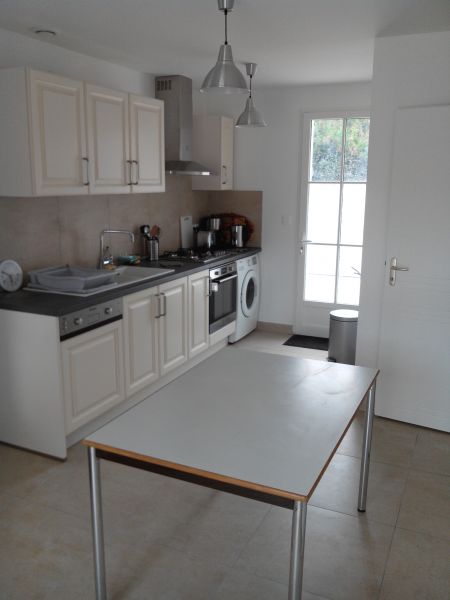 Photo 9 : CUISINE d'une maison située à Les Portes, île de Ré.