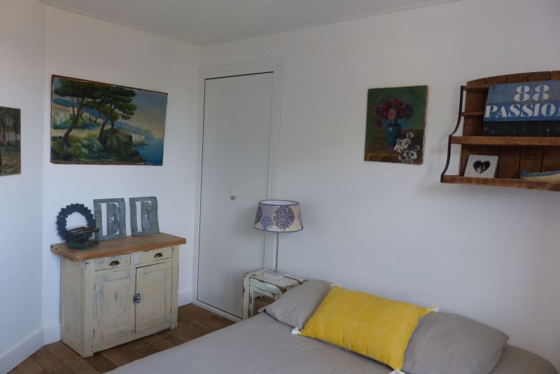 Photo 10 : CHAMBRE d'une maison située à Saint-Clément-des-Baleines, île de Ré.