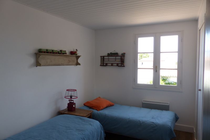 Photo 18 : CHAMBRE d'une maison située à Saint-Clément-des-Baleines, île de Ré.
