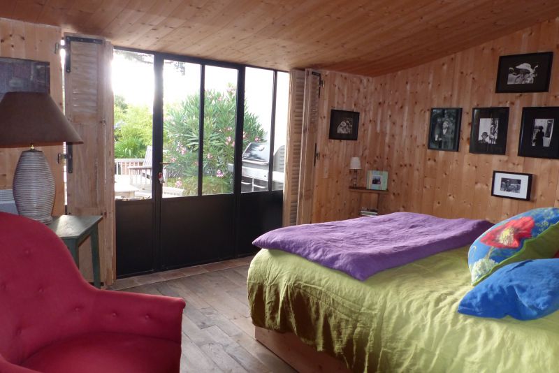 Photo 23 : CHAMBRE d'une maison située à Saint-Clément-des-Baleines, île de Ré.
