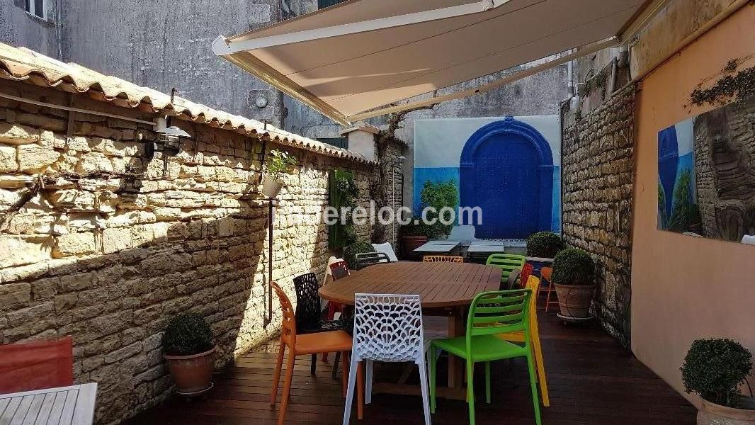 Photo 2 : TERRASSE d'une maison située à Ars en Ré, île de Ré.