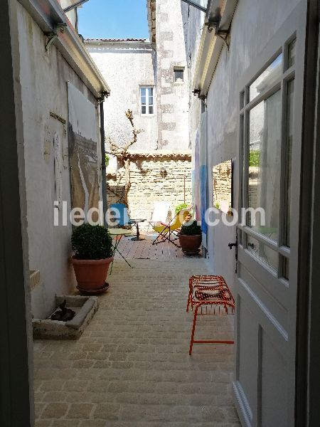 Photo 21 : EXTERIEUR d'une maison située à Ars en Ré, île de Ré.