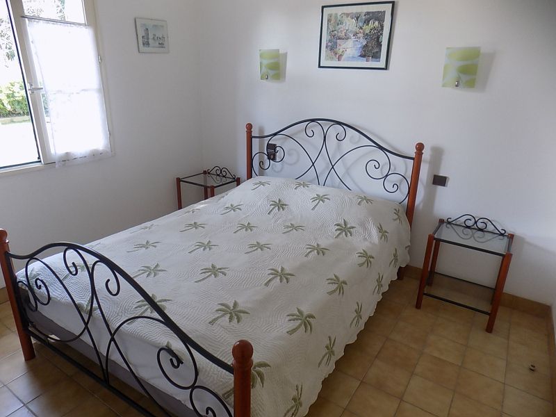 Photo 9 : CHAMBRE d'une maison située à Rivedoux, île de Ré.