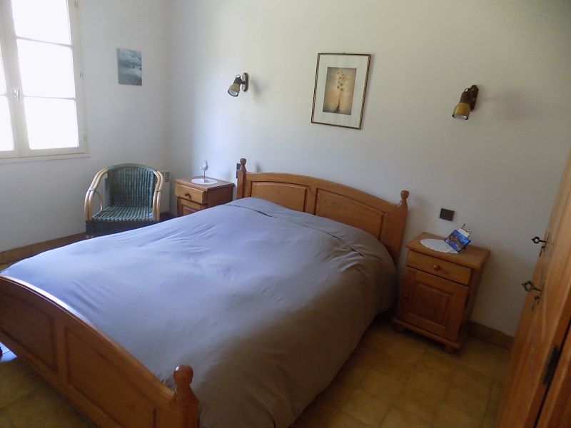 Photo 10 : CHAMBRE d'une maison située à Rivedoux, île de Ré.