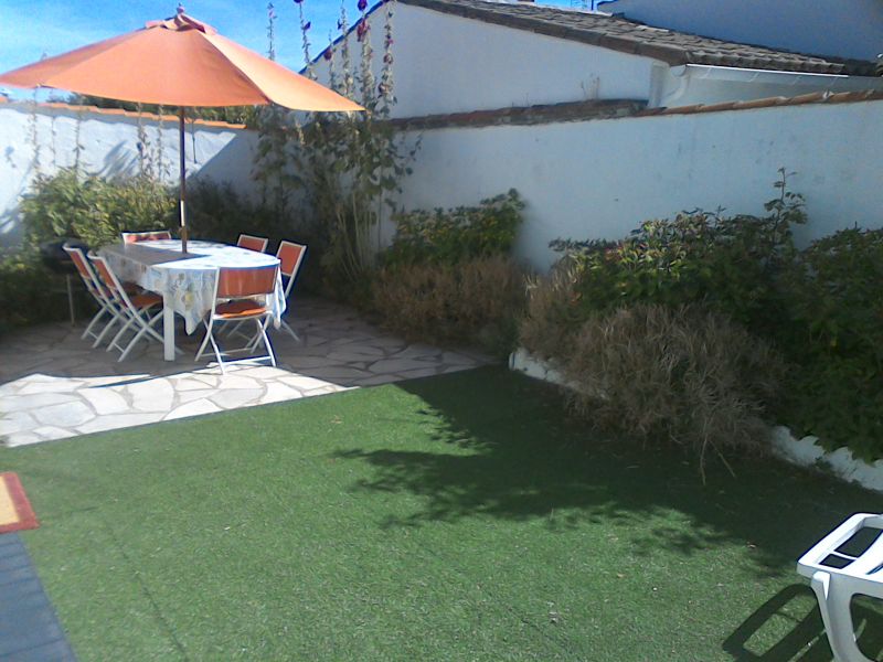 Photo 1 : JARDIN d'une maison située à Loix, île de Ré.