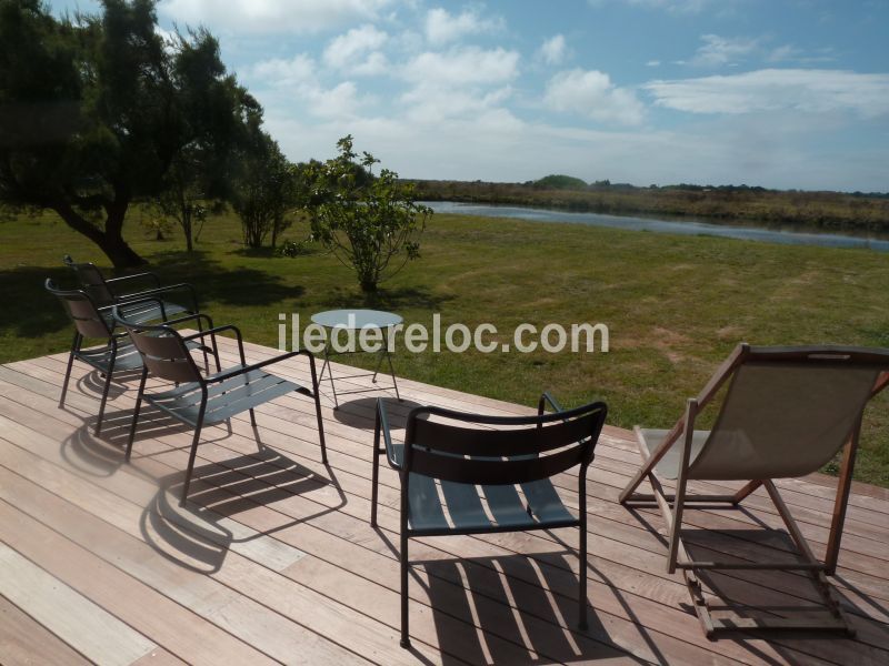 Photo 1 : TERRASSE d'une maison située à Les Portes, île de Ré.