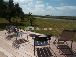 Ile de Ré:Maison calme, très claire, grand jardin sur les marais, 150m des plages, 5' du v