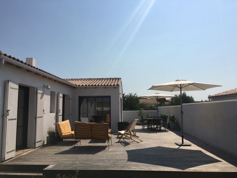 Photo 3 : TERRASSE d'une maison située à Loix, île de Ré.