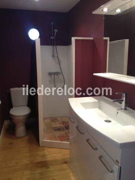 Photo 8 : SALLEDEBAIN d'une maison située à Saint-Martin-de-Ré, île de Ré.