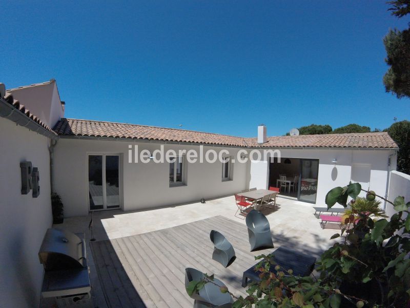 Photo 1 : EXTERIEUR d'une maison située à Le Bois-Plage-en-Ré, île de Ré.