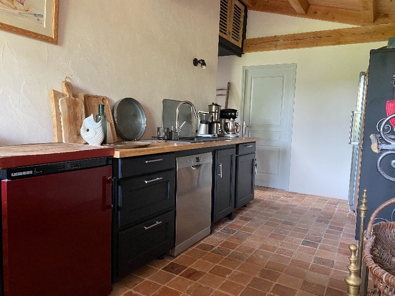 Photo 23 : CUISINE d'une maison située à Le Bois-Plage-en-Ré, île de Ré.