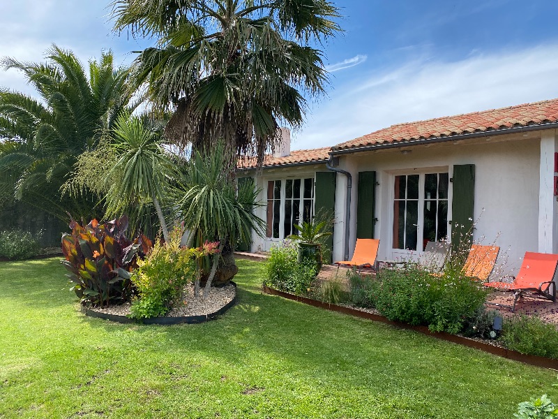 Photo 1 : EXTERIEUR d'une maison située à Le Bois-Plage-en-Ré, île de Ré.