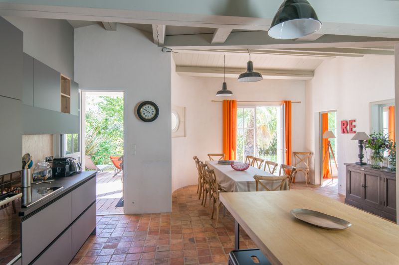 Photo 10 : CUISINE d'une maison située à Le Bois-Plage-en-Ré, île de Ré.