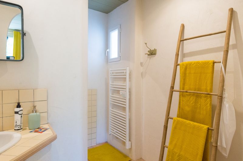 Photo 14 : SALLEDEBAIN d'une maison située à Le Bois-Plage-en-Ré, île de Ré.