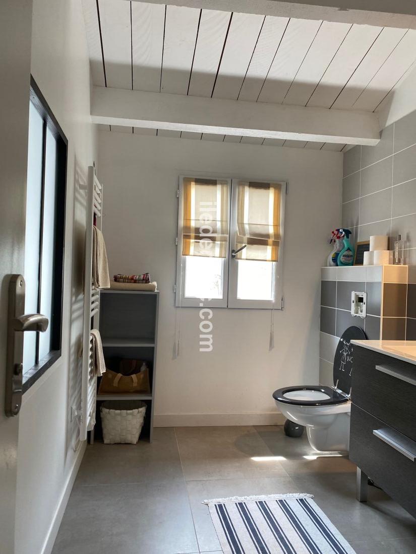 Photo 11 : WC d'une maison situ&eacute;e &agrave; Ars en R&eacute;, &icirc;le de R&eacute;.