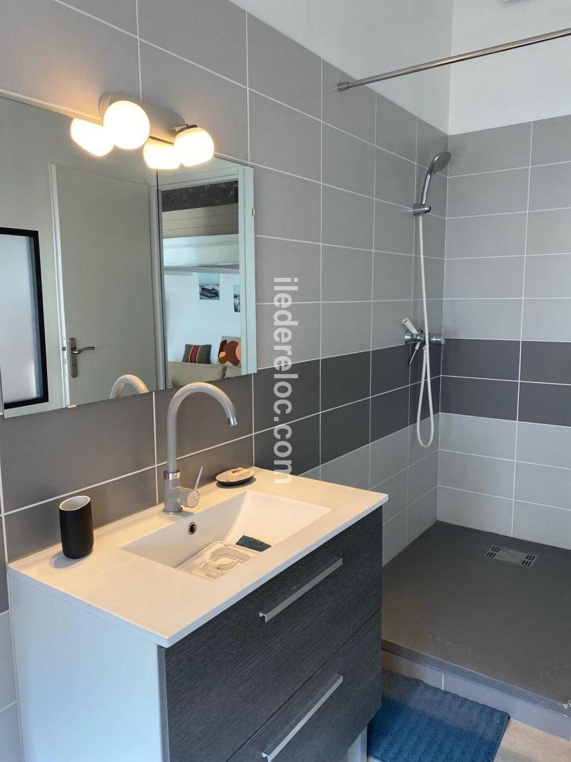 Photo 10 : SALLEDEBAIN d'une maison situ&eacute;e &agrave; Ars en R&eacute;, &icirc;le de R&eacute;.