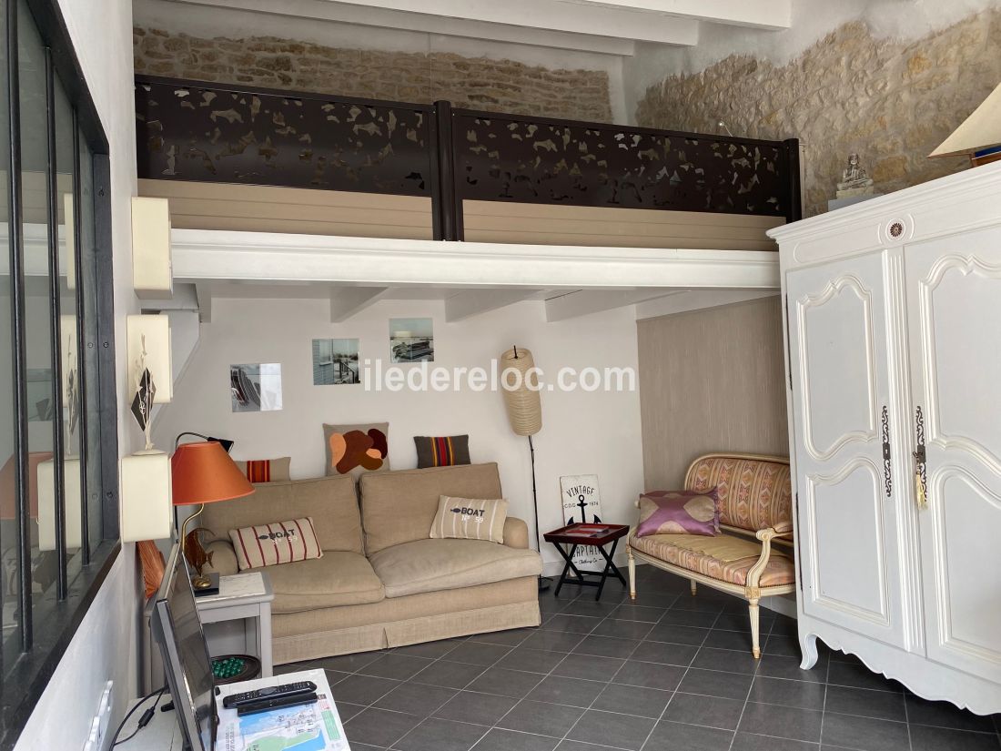 Photo 6 : SEJOUR d'une maison situ&eacute;e &agrave; Ars en R&eacute;, &icirc;le de R&eacute;.