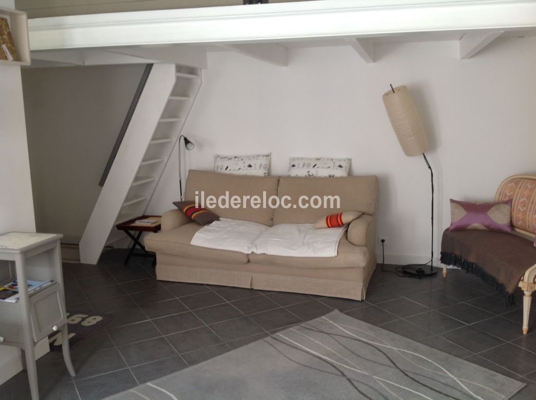 Photo 5 : SEJOUR d'une maison situ&eacute;e &agrave; Ars en R&eacute;, &icirc;le de R&eacute;.