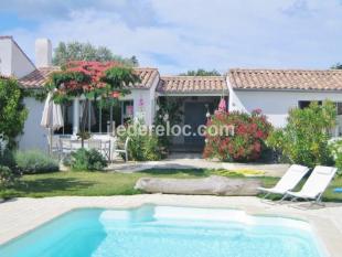 Ile de Ré: maison de charme à loix- piscine dans grand jardin clos