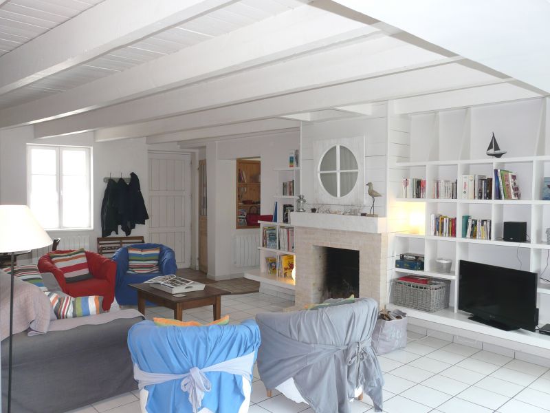 Photo 3 : SEJOUR d'une maison située à Le Bois-Plage, île de Ré.
