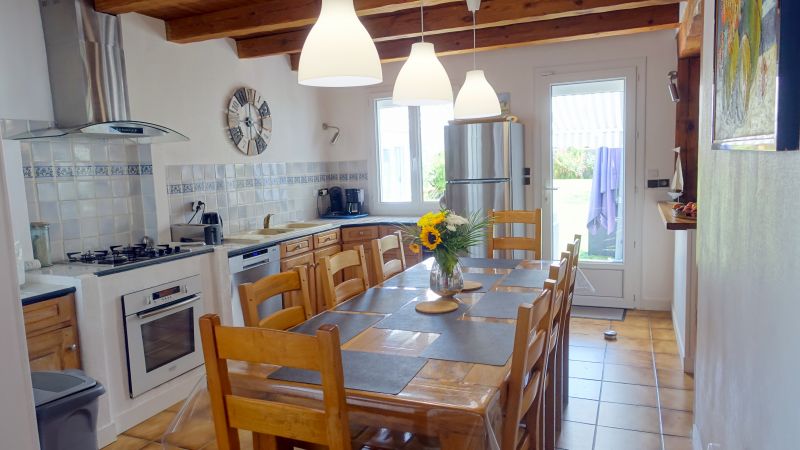 Photo 11 : CUISINE d'une maison située à Saint-Martin-de-Ré, île de Ré.