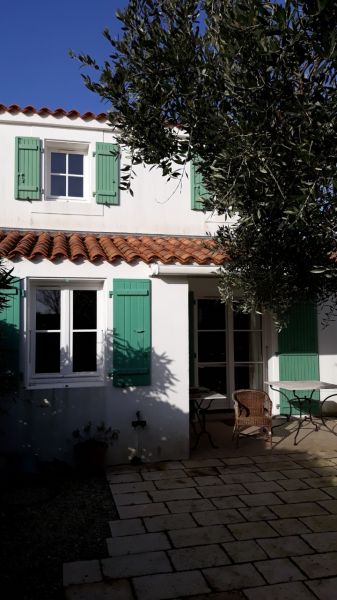 Photo 2 : EXTERIEUR d'une maison située à Ars en Ré, île de Ré.