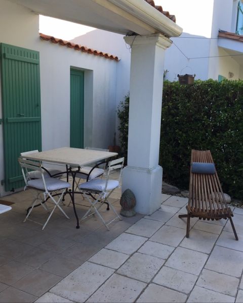 Photo 3 : TERRASSE d'une maison située à Ars en Ré, île de Ré.