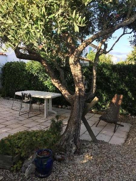 Photo 26 : JARDIN d'une maison située à Ars en Ré, île de Ré.