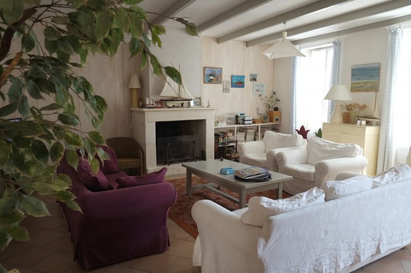 Photo 2 : SEJOUR d'une maison située à Le Bois-Plage-en-Ré, île de Ré.