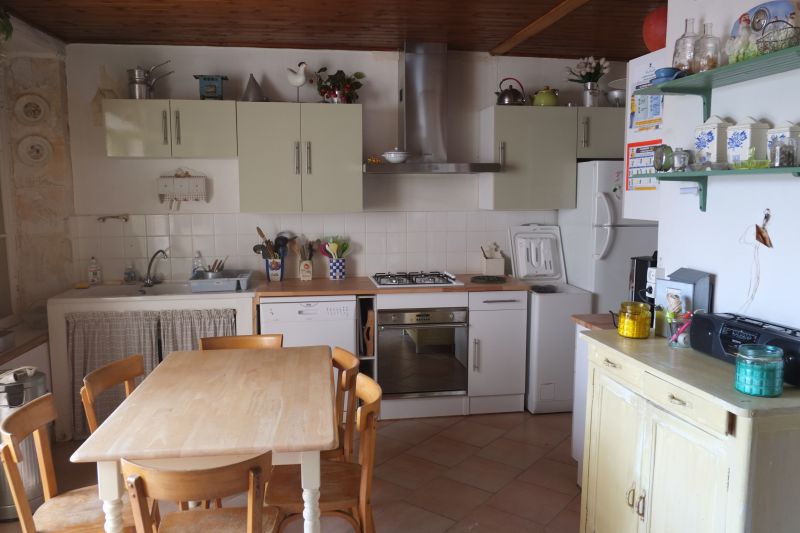 Photo 8 : CUISINE d'une maison située à Le Bois-Plage-en-Ré, île de Ré.