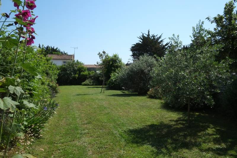 Photo 1 : JARDIN d'une maison située à Le Bois-Plage-en-Ré, île de Ré.