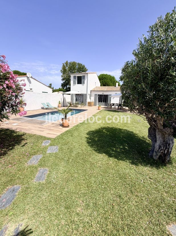 Photo 5 : EXTERIEUR d'une maison situ&eacute;e &agrave; La Couarde-sur-mer, &icirc;le de R&eacute;.