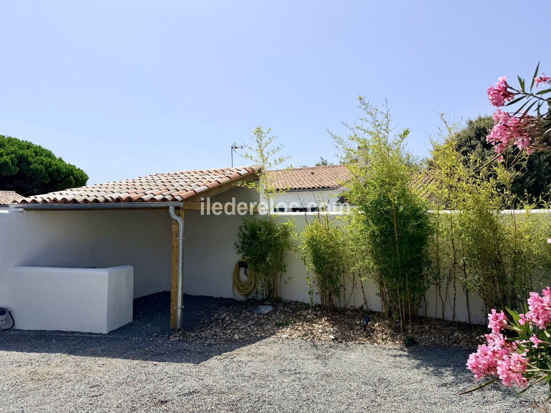 Photo 6 : EXTERIEUR d'une maison situ&eacute;e &agrave; La Couarde-sur-mer, &icirc;le de R&eacute;.