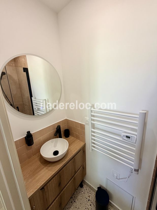 Photo 23 : SALLEDEBAIN d'une maison situ&eacute;e &agrave; La Couarde-sur-mer, &icirc;le de R&eacute;.