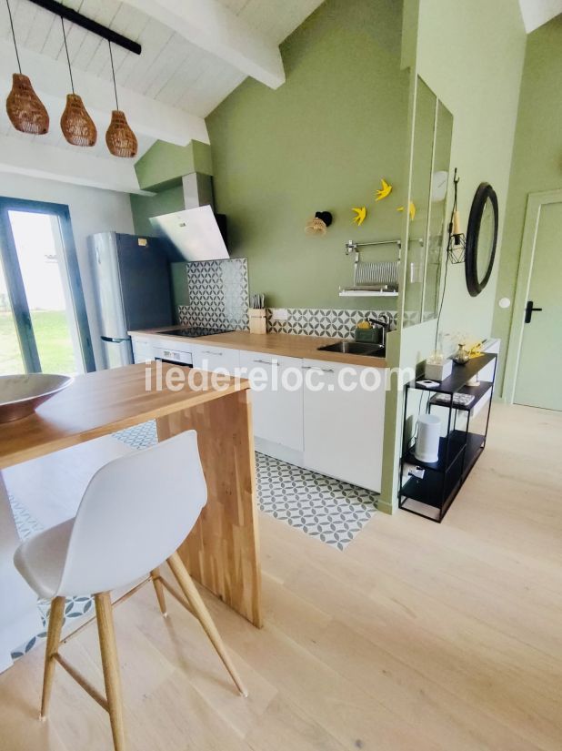 Photo 12 : CUISINE d'une maison situ&eacute;e &agrave; La Couarde-sur-mer, &icirc;le de R&eacute;.