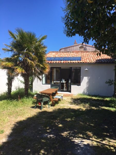 Photo 1 : JARDIN d'une maison située à Loix, île de Ré.