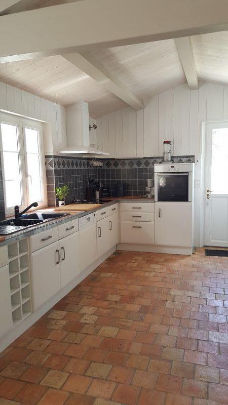 Photo 9 : CUISINE d'une maison située à Saint-Martin-de-Ré, île de Ré.